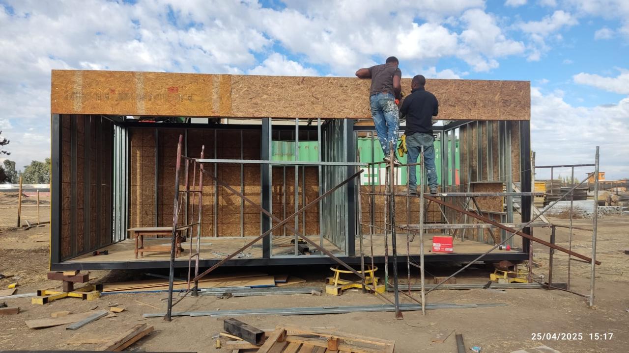 Instalación de techo modular en obra con equipo de trabajo