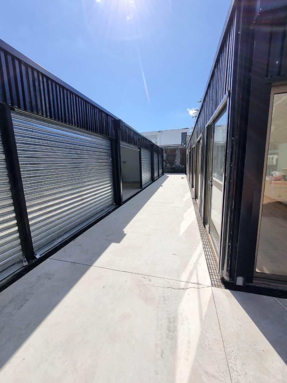 Pasillo exterior entre módulos comerciales terminados