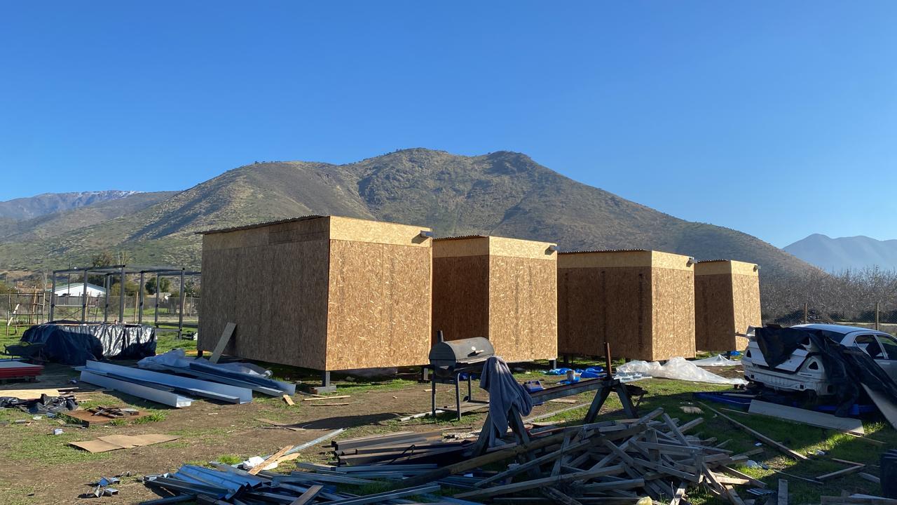 Múltiples módulos habitacionales con vista a la montaña